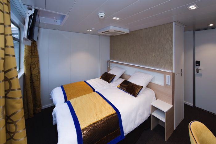 Main Deck 2 Adjustable Twin Beds Cat C